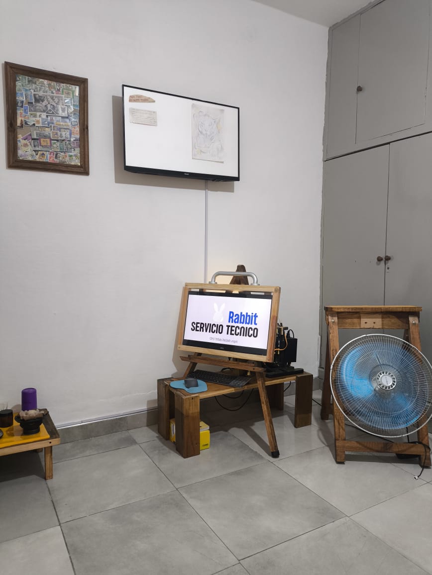 Pantalla con el logo de Rabbit en un soporte de madera