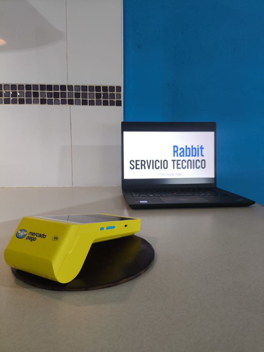 Notebook con el logo de Rabbit Servicio Técnico sobre el mostrador